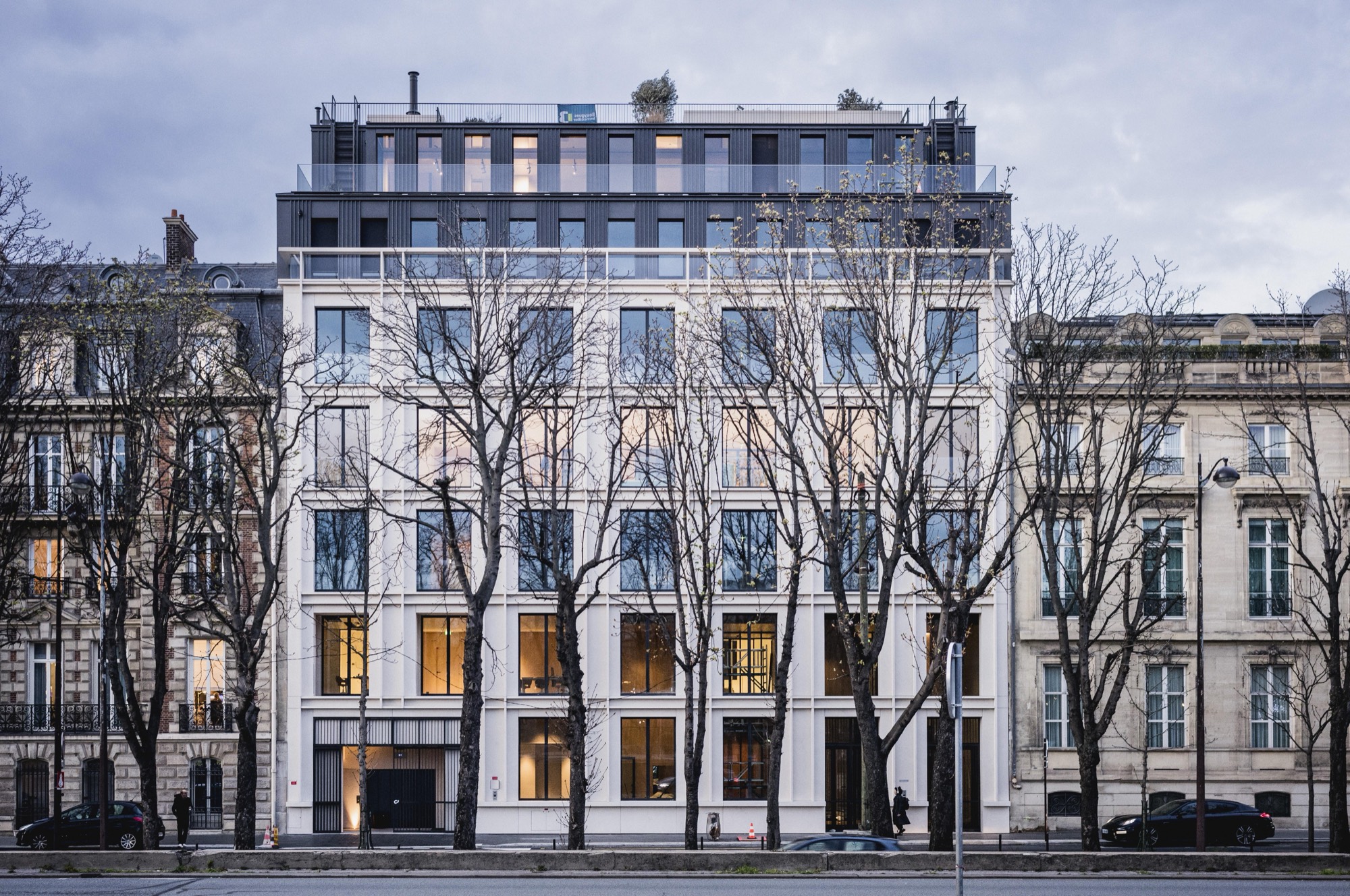 Façade en béton clair du 38 cours Albert 1er à Paris.