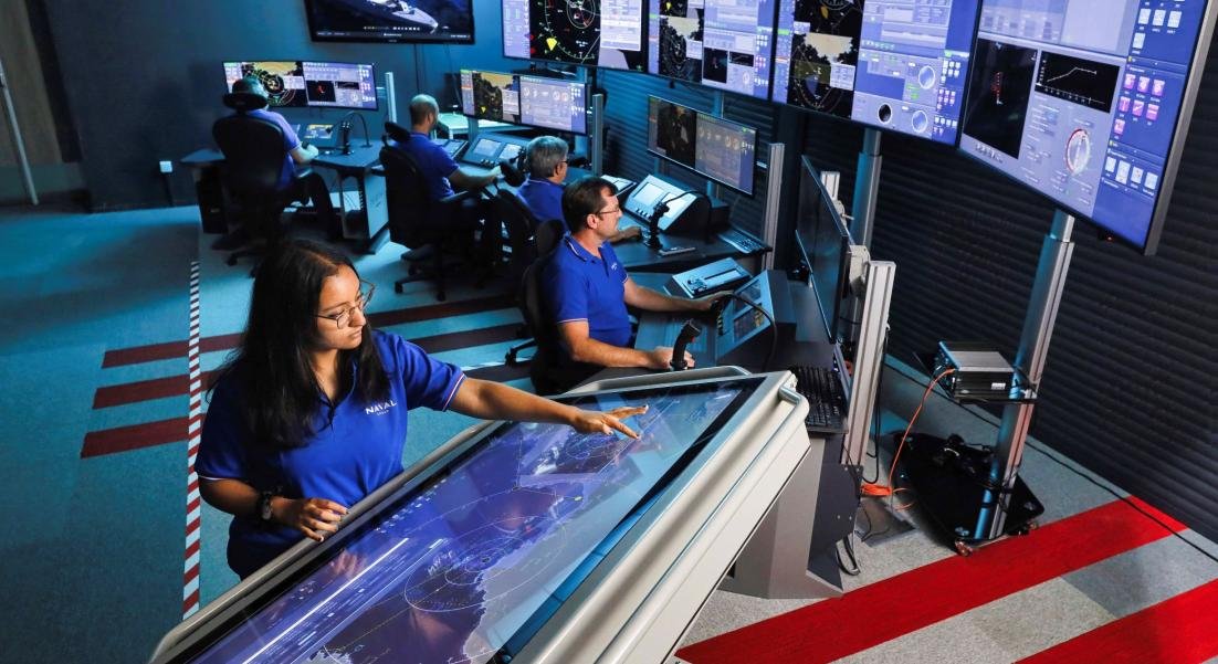 Opérateurs Naval Group sur les consoles du système de combat Setis-C.