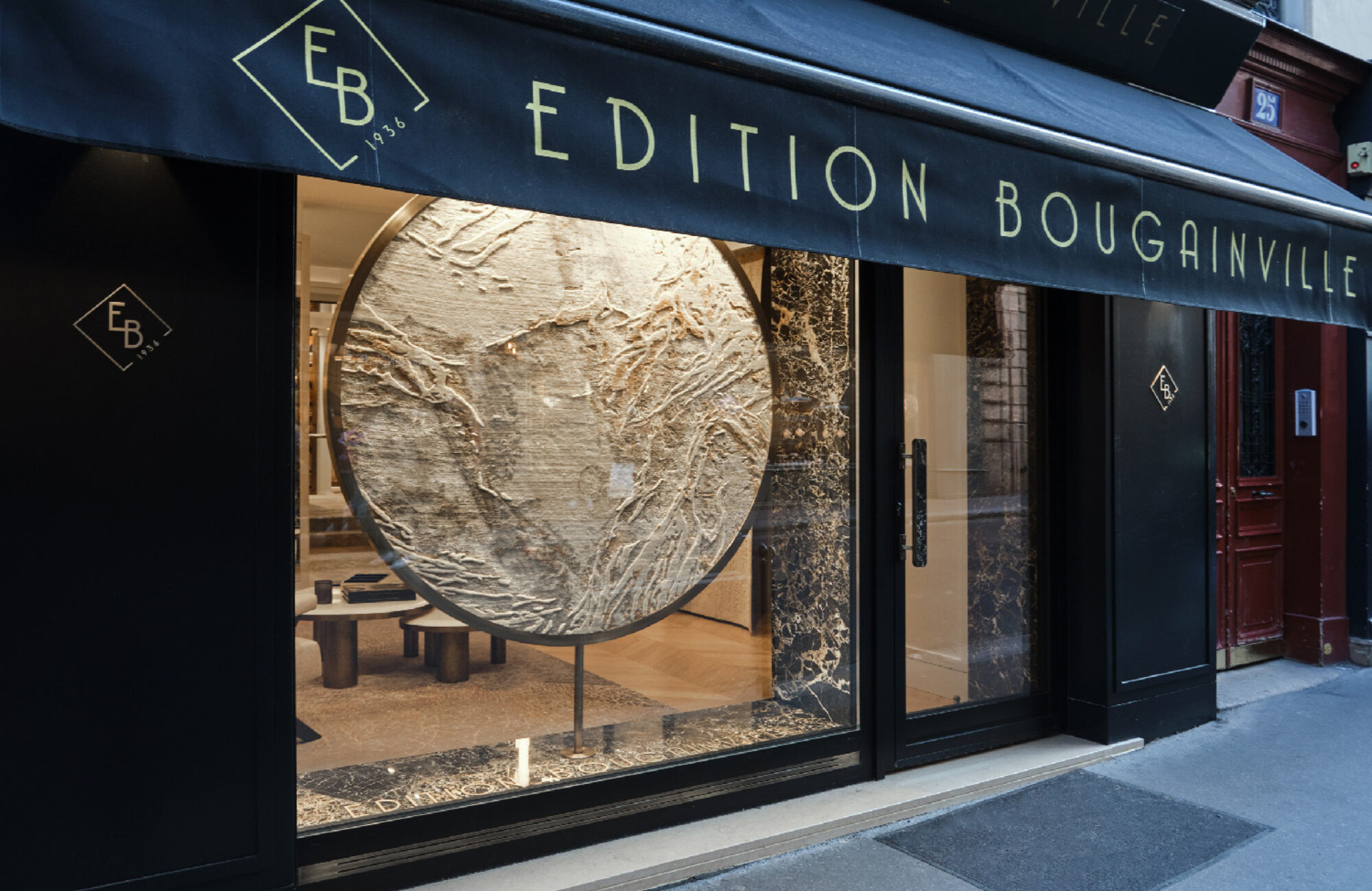 Devanture du showroom Edition Bougainville, rue Bonaparte à Paris.
